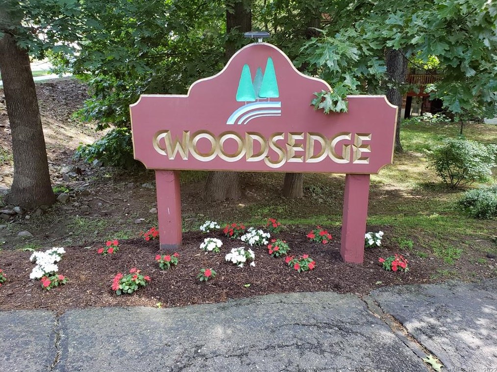 85 Woodsedge Dr, Hartford CT  06111-4284 exterior