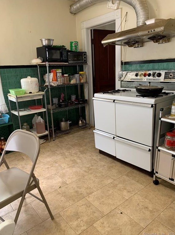 64 10th St, Norwich, CT 06360