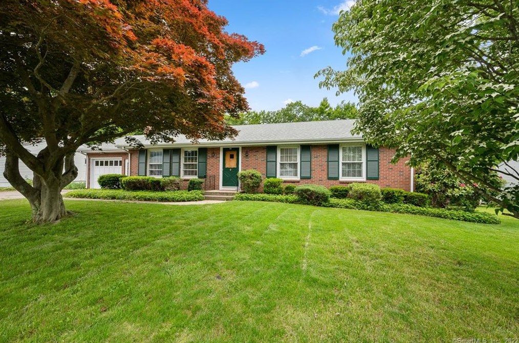 51 Wintergreen Dr, Quaker Hill, CT 06375