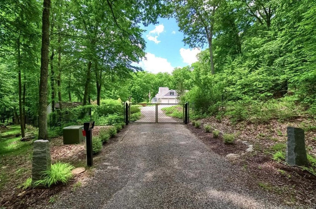 15 Forest Ridge Rd, Haddam, CT 06438