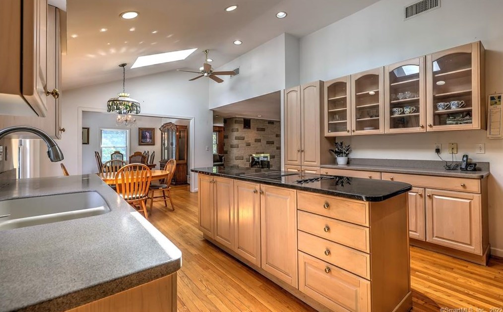 310 Beacon Rd, New Haven CT 06524-3080 exterior