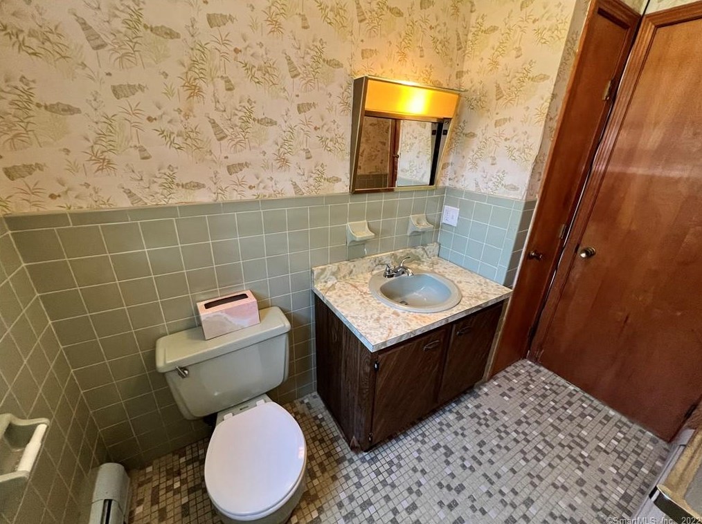 573 Henry Avenue Ext, Stratford CT  06614-3706 exterior