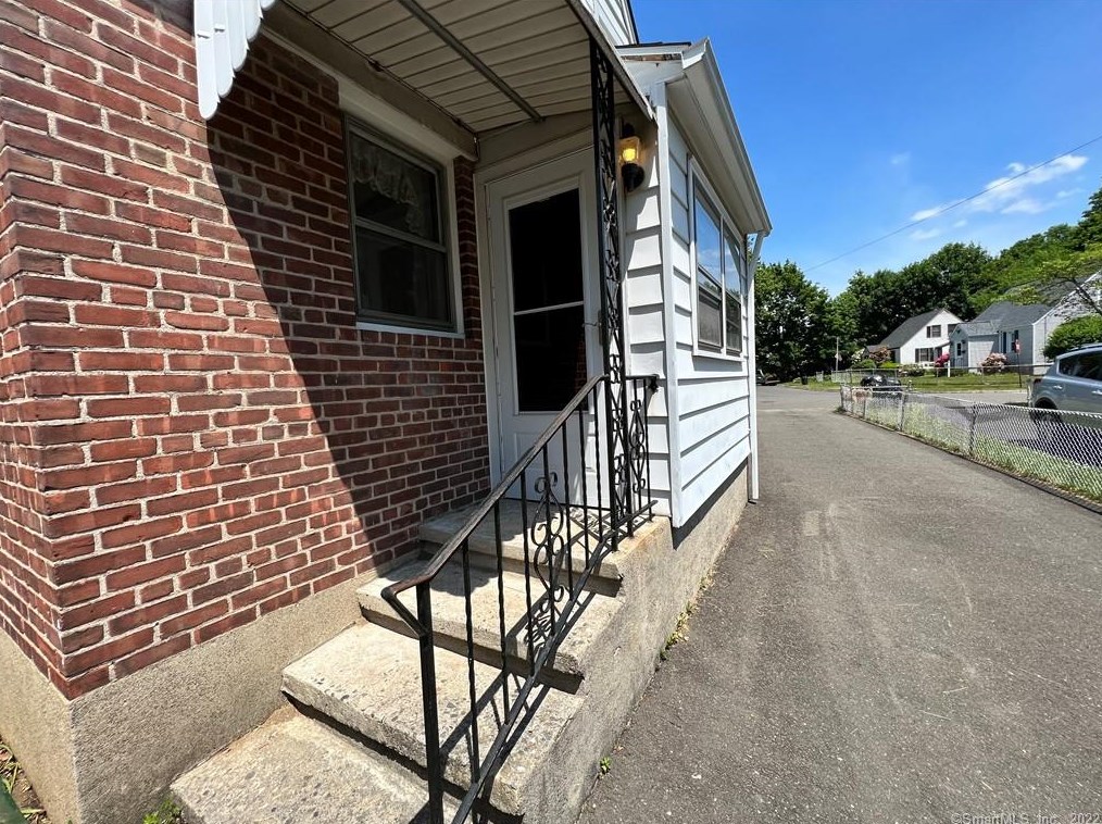 573 Henry Avenue Ext, Stratford CT  06614-3706 exterior