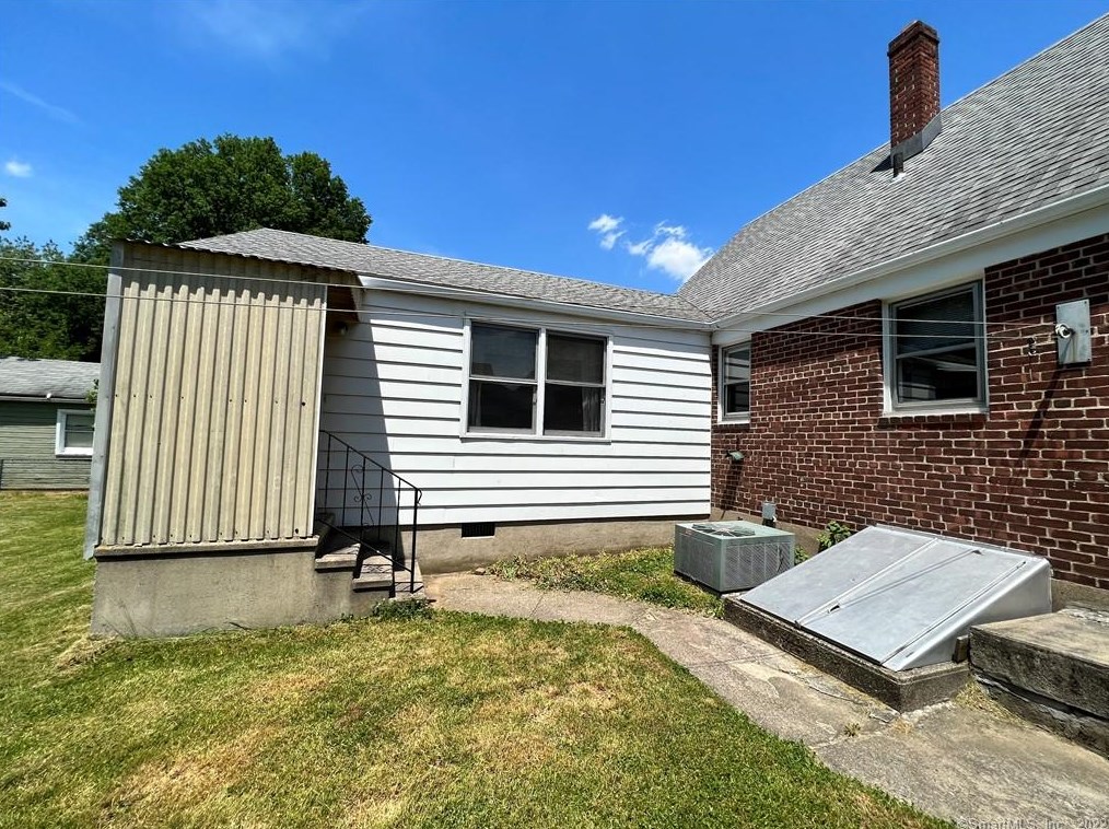 573 Henry Avenue Ext, Stratford CT  06614-3706 exterior