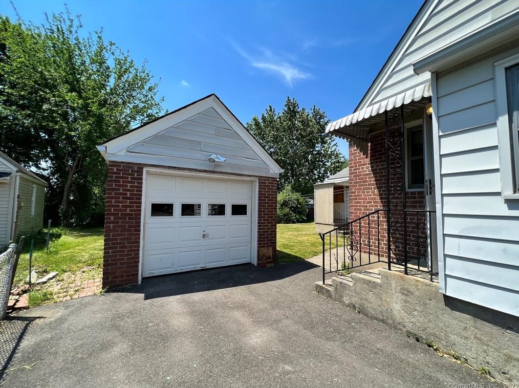 573 Henry Avenue Ext, Stratford CT  06614-3706 exterior