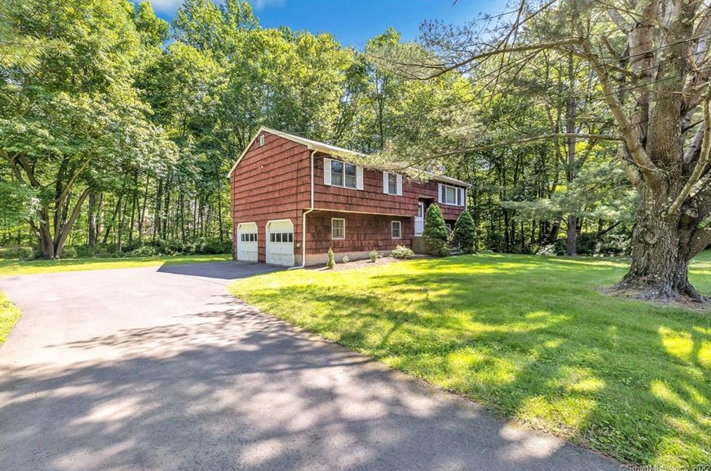67 Autumn Ridge Rd, Huntington, CT 06484