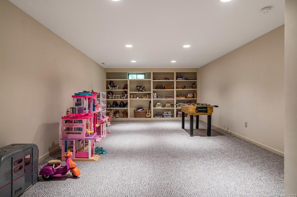 9 Stanton Ct, Madison CT 06443-3352 exterior