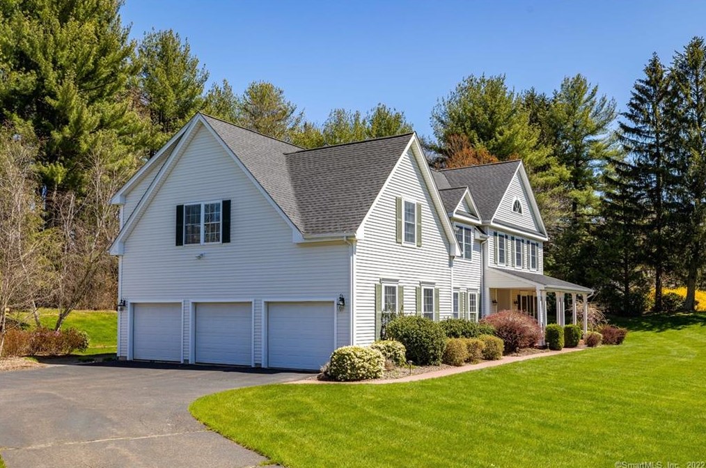 2 Kelly Farm Rd, Simsbury, CT 06070