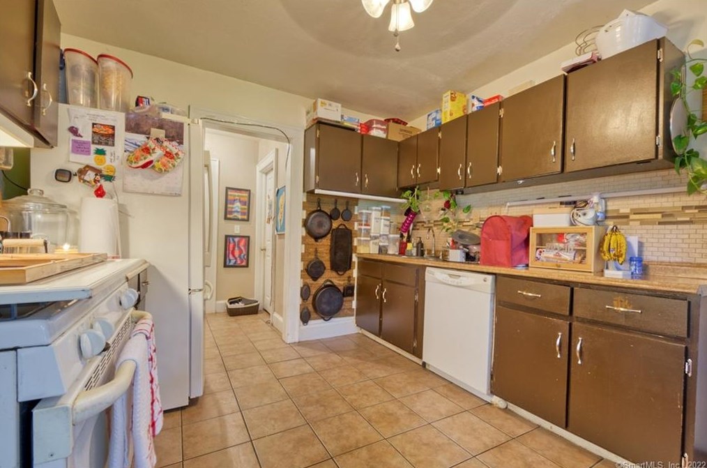 74 Nilan St, Hartford CT 06106-3745 exterior