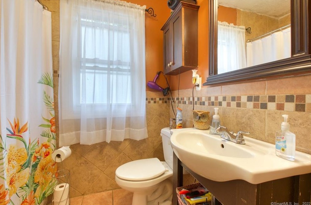 74 Nilan St, Hartford CT 06106-3745 exterior