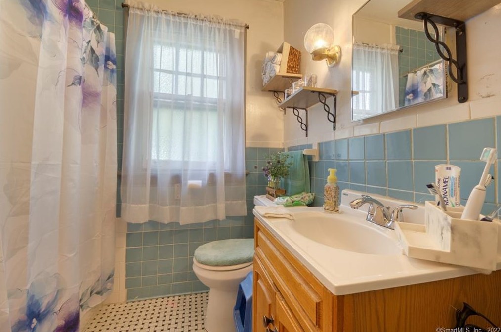 74 Nilan St, Hartford CT 06106-3745 exterior