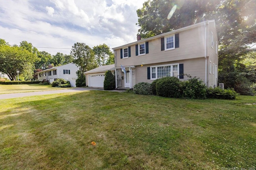 6 Victoria Dr, Branford, CT 06405 exterior