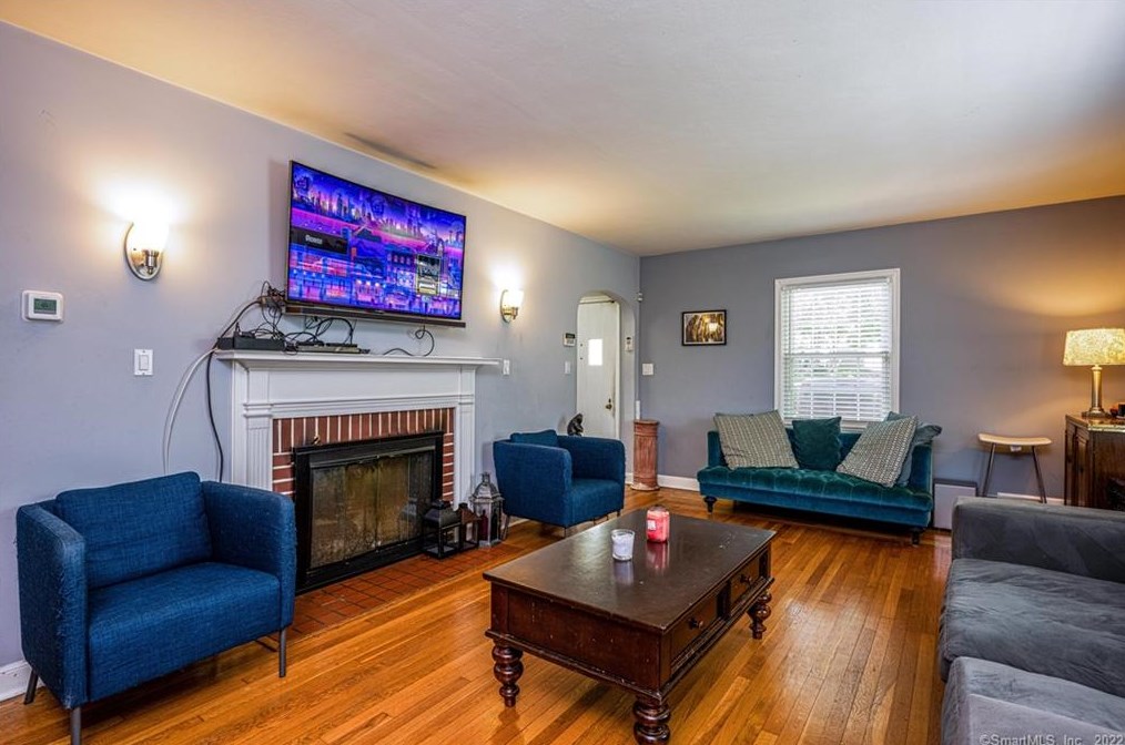 30 Kneeland Rd, New Haven CT 06512-1902 exterior