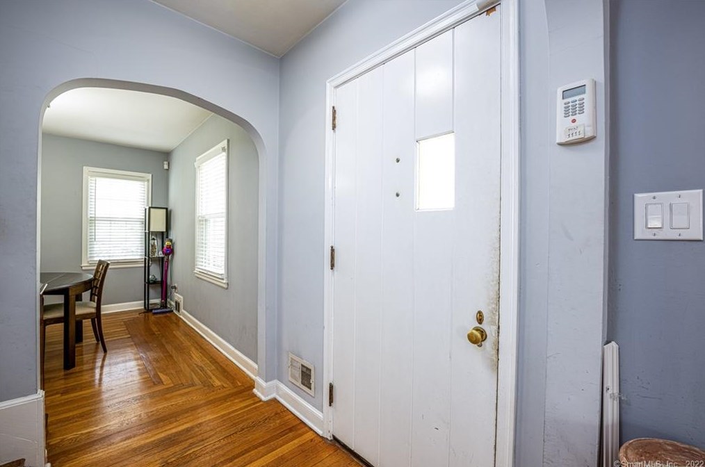 30 Kneeland Rd, New Haven CT 06512-1902 exterior