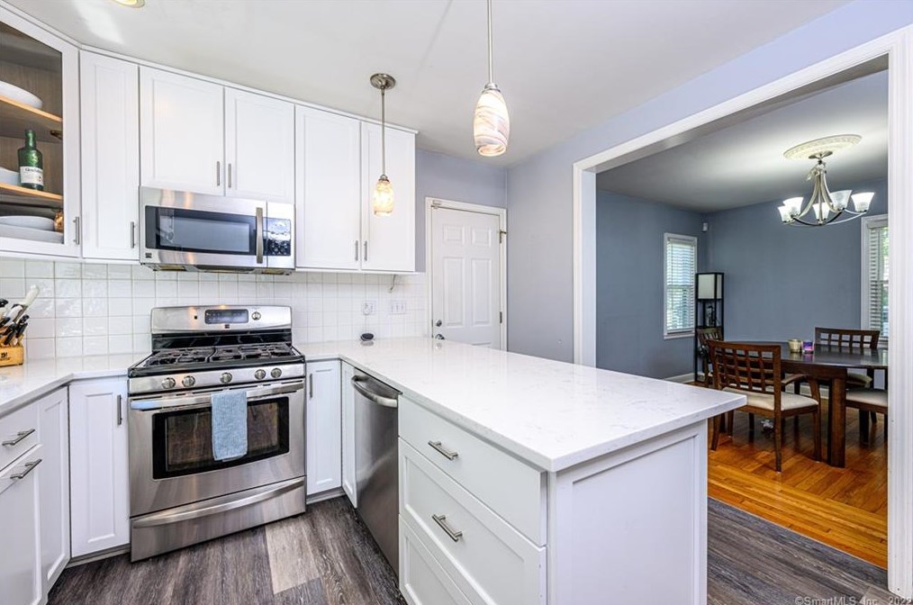 30 Kneeland Rd, New Haven CT 06512-1902 exterior