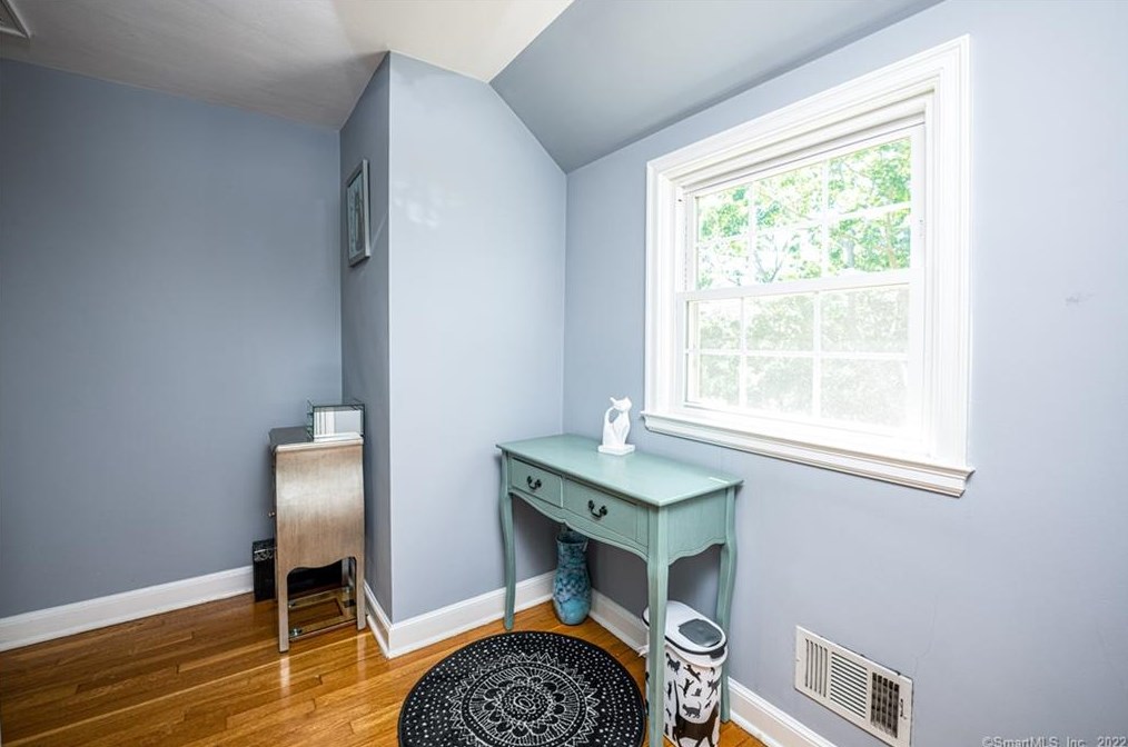 30 Kneeland Rd, New Haven CT 06512-1902 exterior