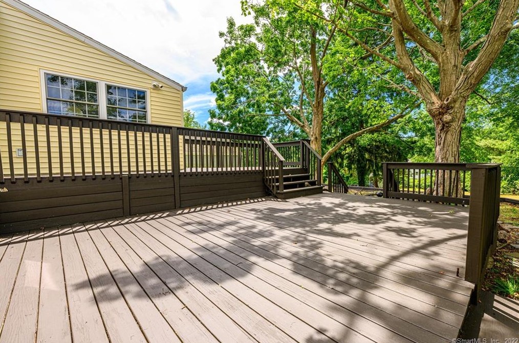 30 Kneeland Rd, New Haven CT 06512-1902 exterior