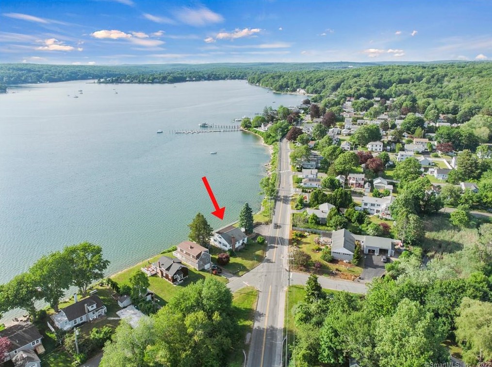 90 Niantic River Rd, Waterford, CT 06385