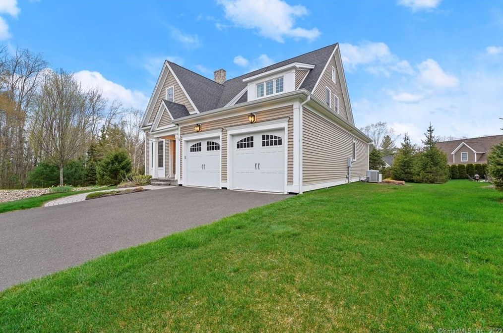 4 Hazelnut Dr, Unionville, CT 06085-1599