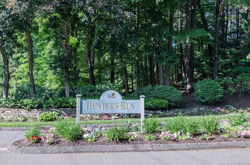 9 Acorn Gln, Avon CT  06001-3915 exterior