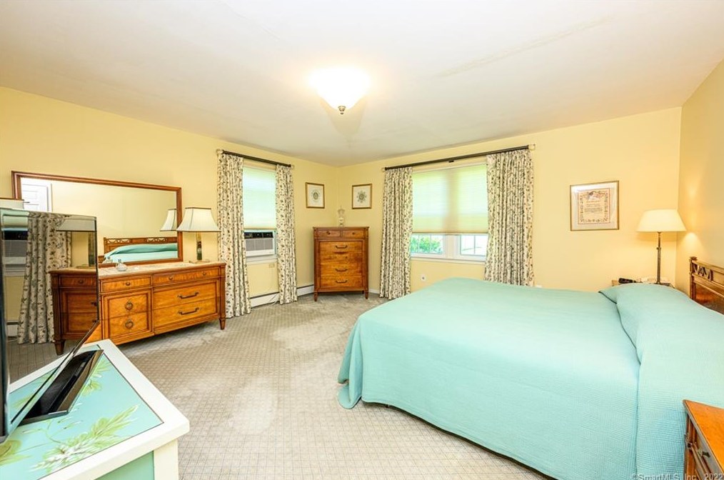 72 Hall St, New Haven CT 06516-3720 exterior