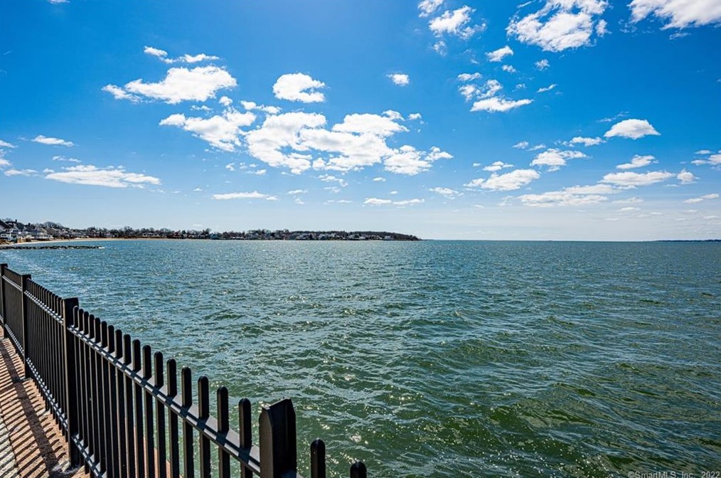 72 Hall St, New Haven CT 06516-3720 exterior