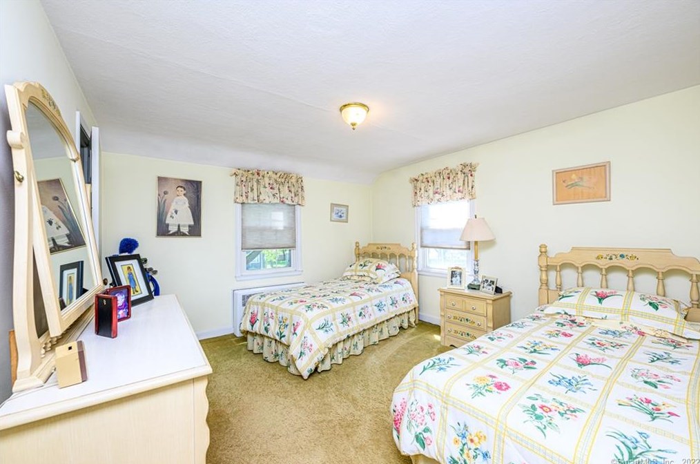 72 Hall St, New Haven CT 06516-3720 exterior