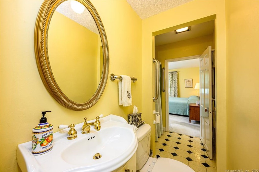 72 Hall St, New Haven CT 06516-3720 exterior