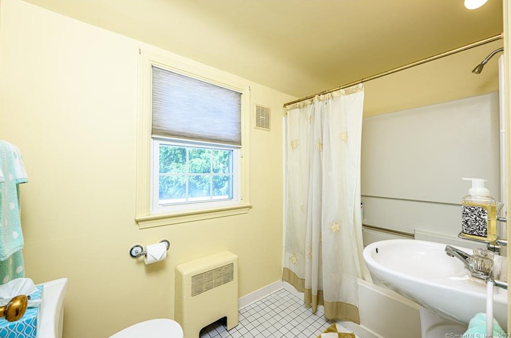 72 Hall St, New Haven CT 06516-3720 exterior