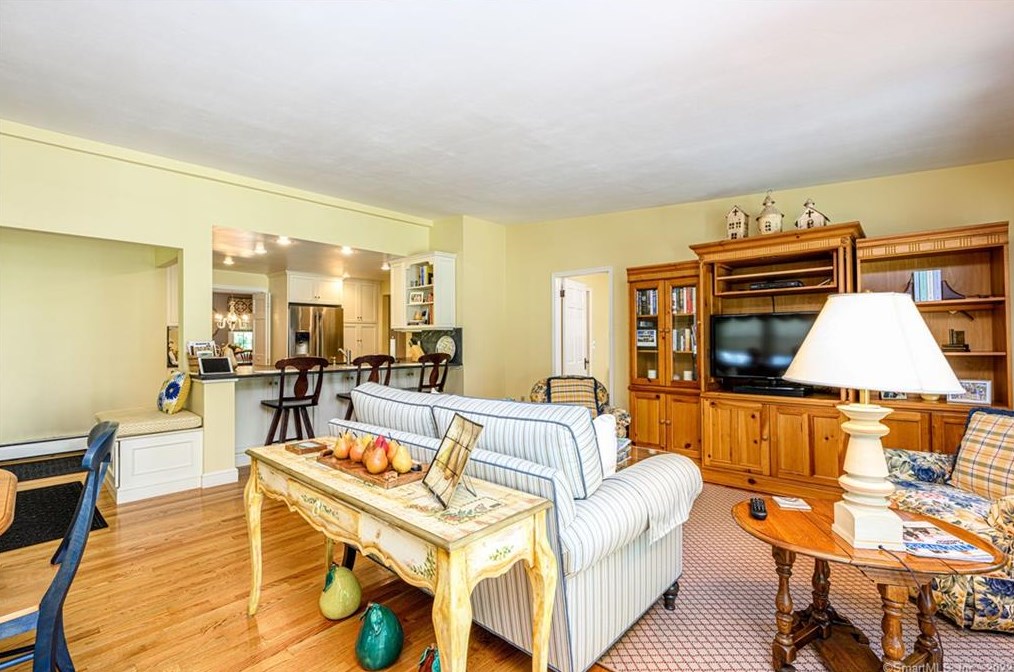 72 Hall St, New Haven CT 06516-3720 exterior