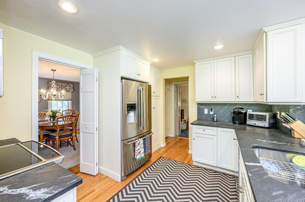 72 Hall St, New Haven CT 06516-3720 exterior