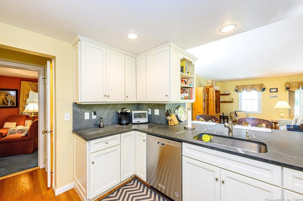 72 Hall St, New Haven CT 06516-3720 exterior