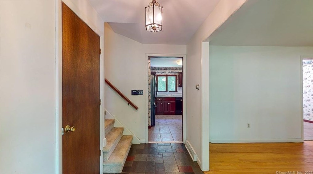 92 Flax Mill Rd, Branford, CT 06405