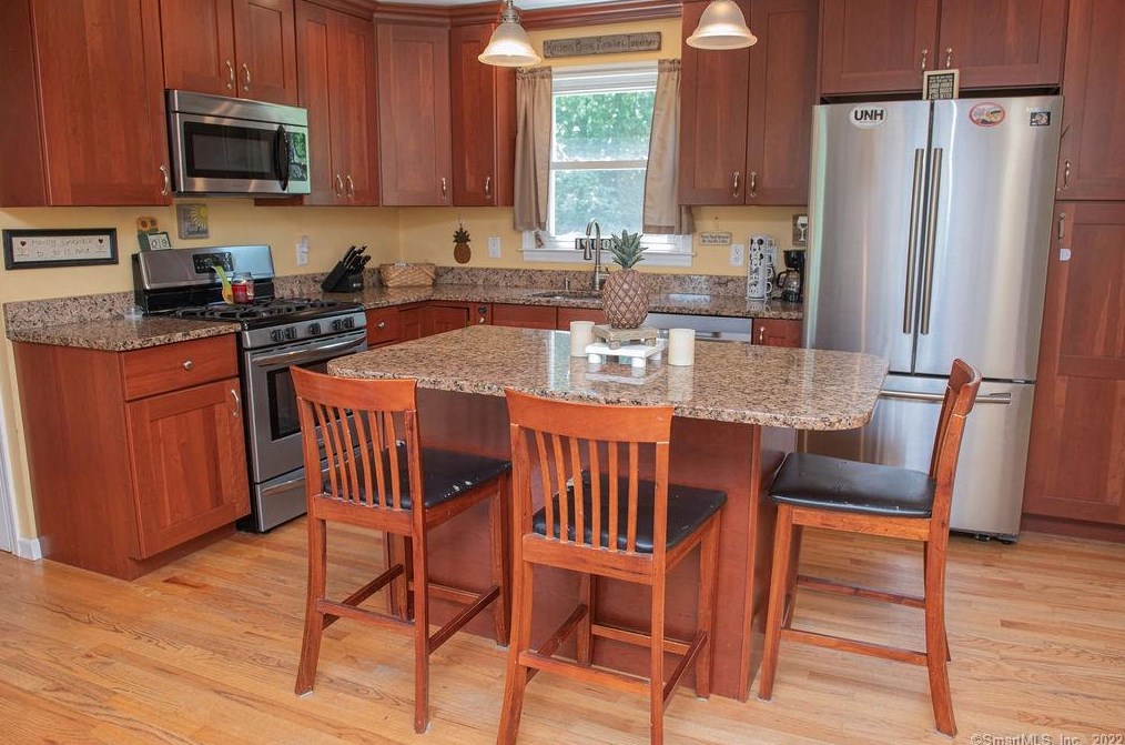 49 Brookwood Dr, Branford, CT 06405