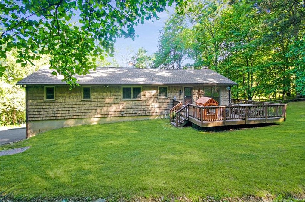 10 Nelson Ln, Newtown, CT 06470-1203