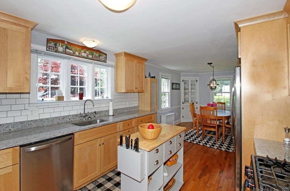 14 Glover Ave, Newtown CT  06470-2147 exterior