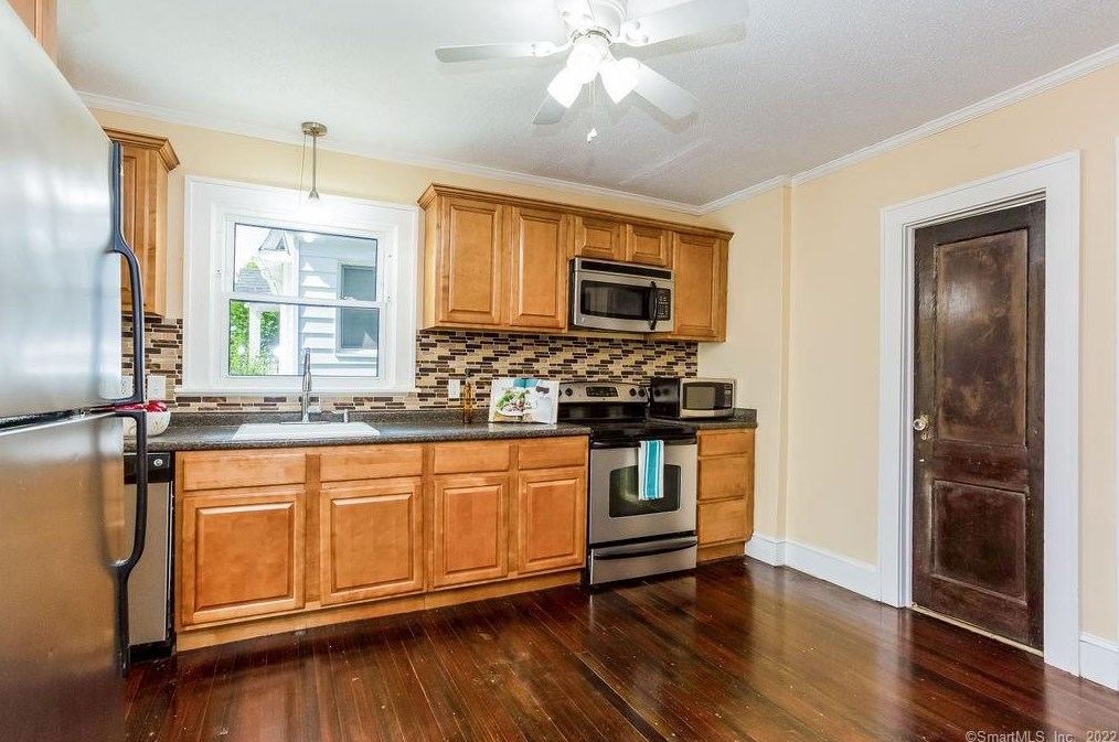 126 Palm St, Hartford CT 06112-1355 exterior