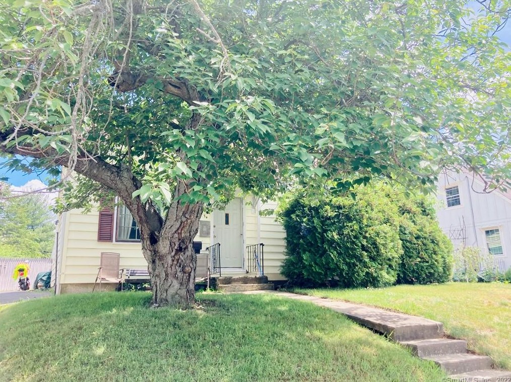 54 Winding Ln, Hartford, CT 06118-3229