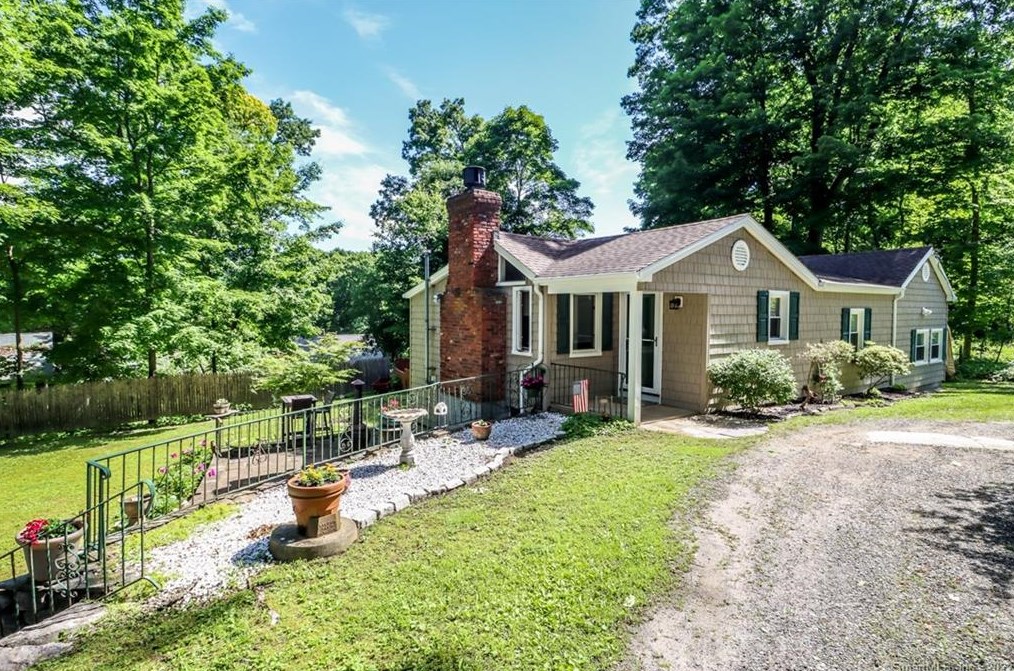 3 Revolutionary Ln, Danbury, CT 06812 exterior