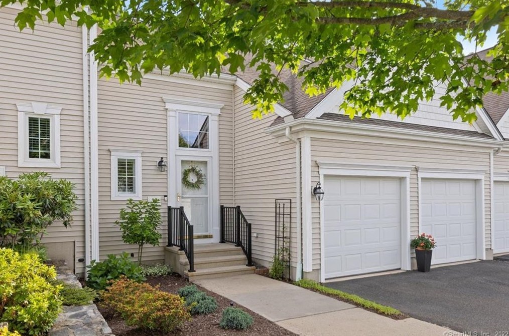32 Meadowview Ct, Collinsville, CT 06019-2648