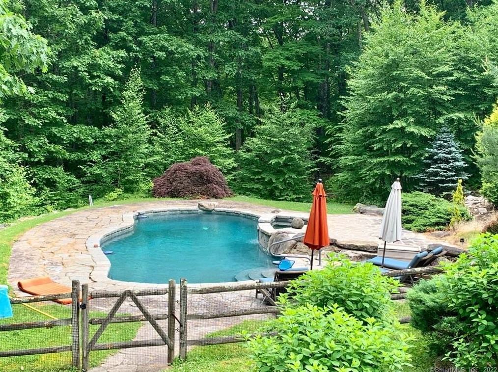 258 Flanders Rd, Woodbury, CT 06798