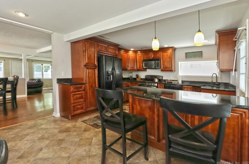 398 Ocean Ave, New Haven CT 06516-6842 exterior