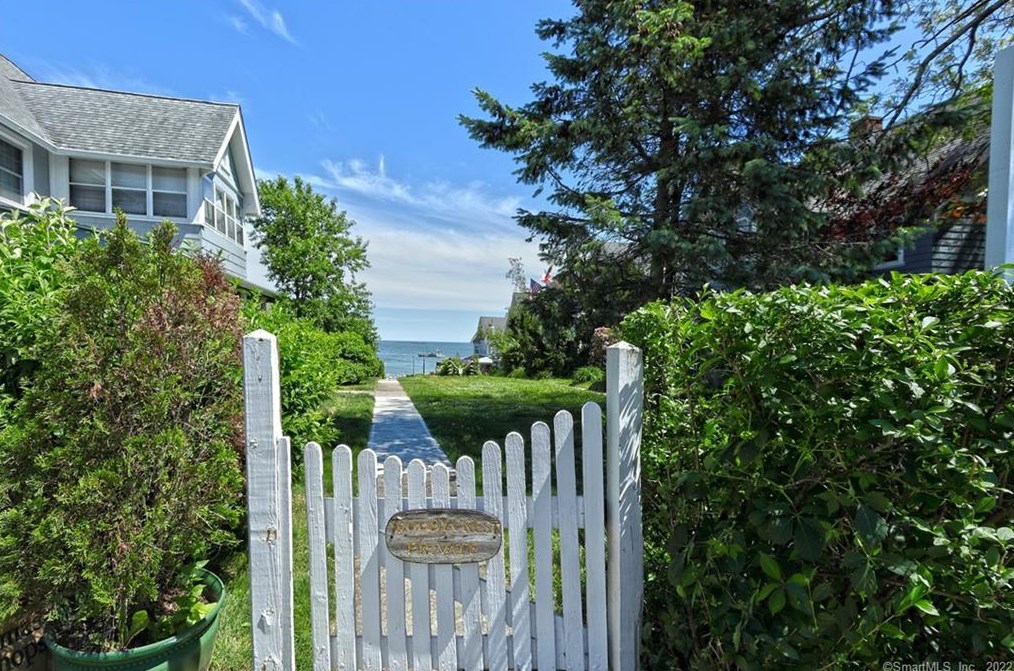 398 Ocean Ave, New Haven CT 06516-6842 exterior