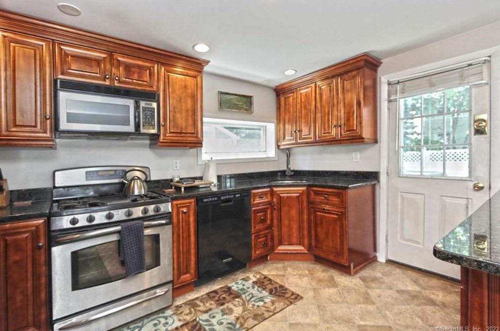 398 Ocean Ave, New Haven CT 06516-6842 exterior