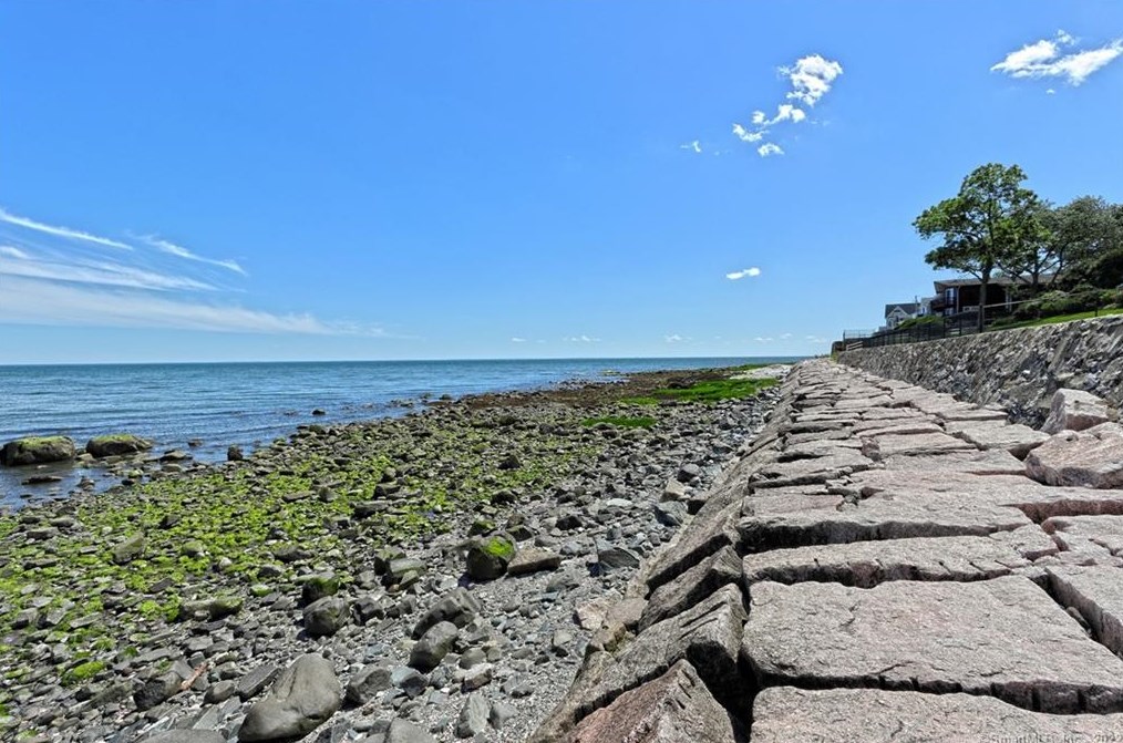 398 Ocean Ave, New Haven CT 06516-6842 exterior