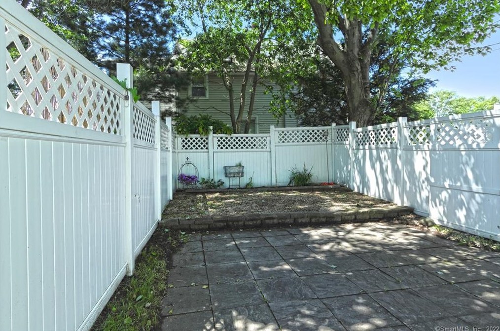 398 Ocean Ave, New Haven CT 06516-6842 exterior