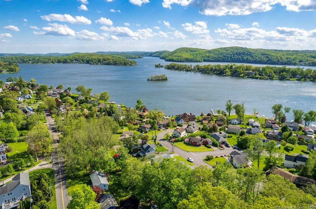 70 Kellogg St, Brookfield Center, CT 06804