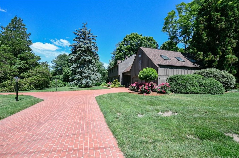 20 Wolf Hill Ct, Cheshire, CT 06410