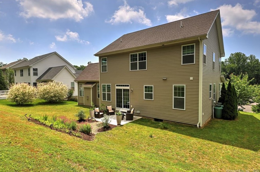 410 Nutmeg Ln, Stratford CT  exterior