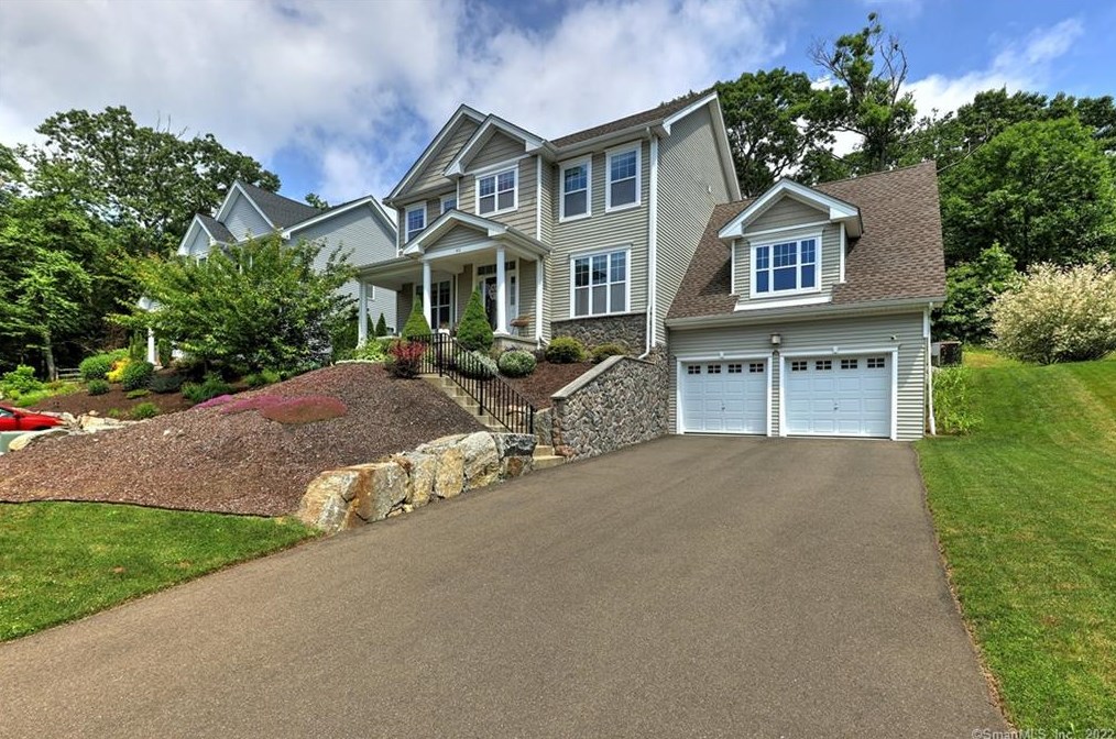 410 Nutmeg Ln, Stratford, CT